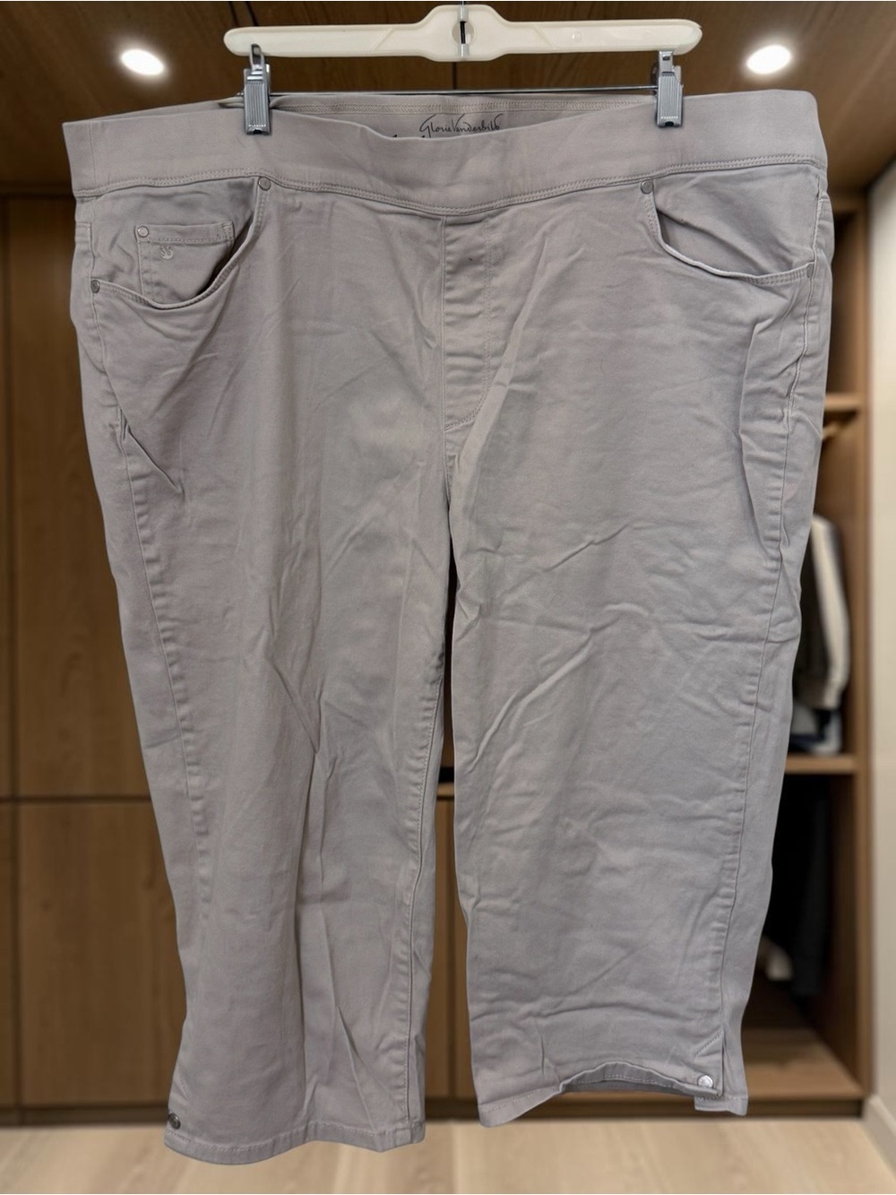 Gloria Vanderbilt Light Taupe Capri Pants